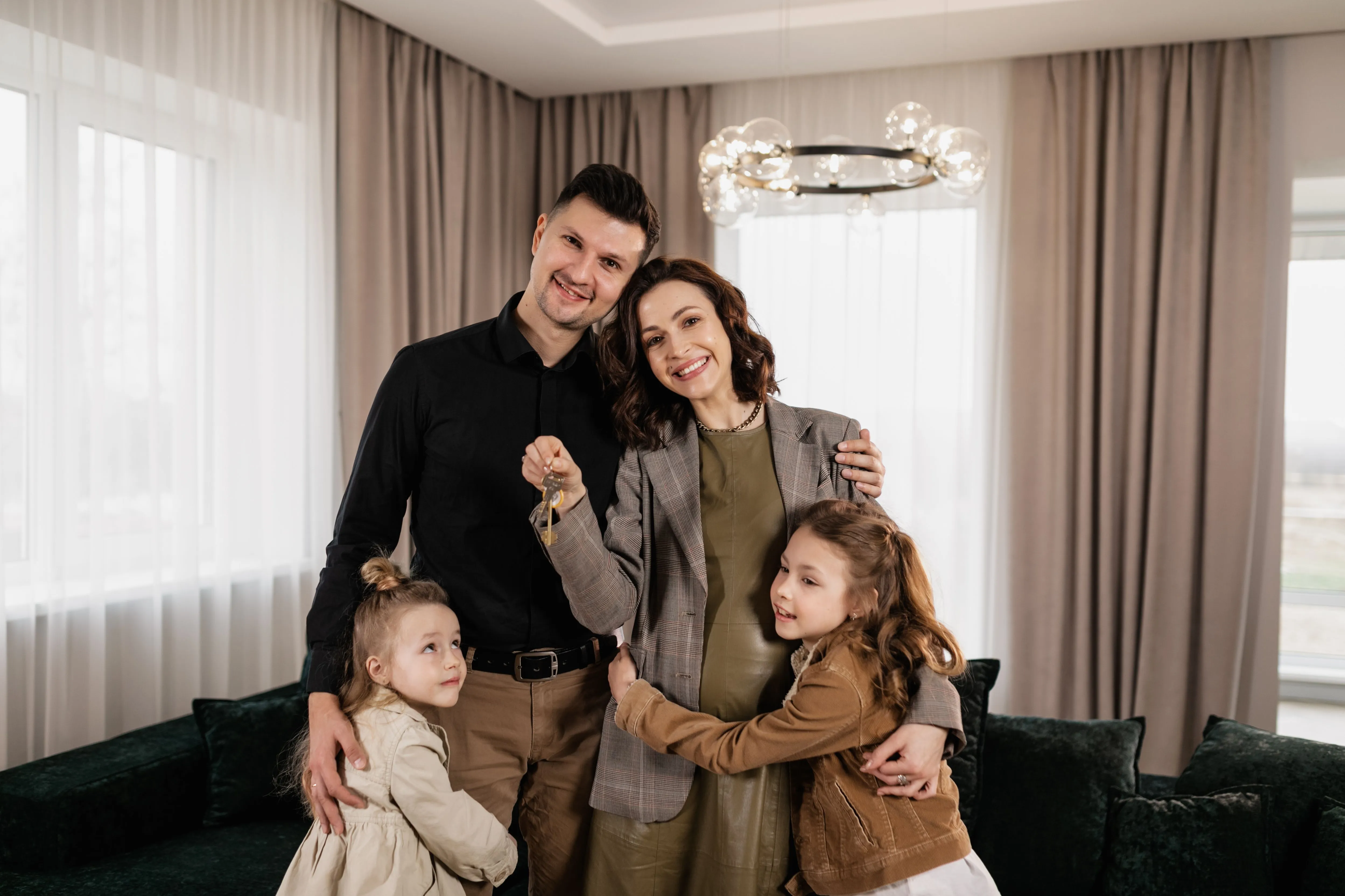 Szczęśliwa rodzina w nowym mieszkaniu